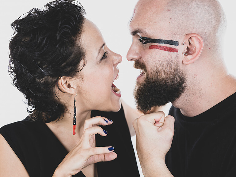 На фото изображена пара. Агрессивный муж и агрессивная жена выясняют отношения между собой